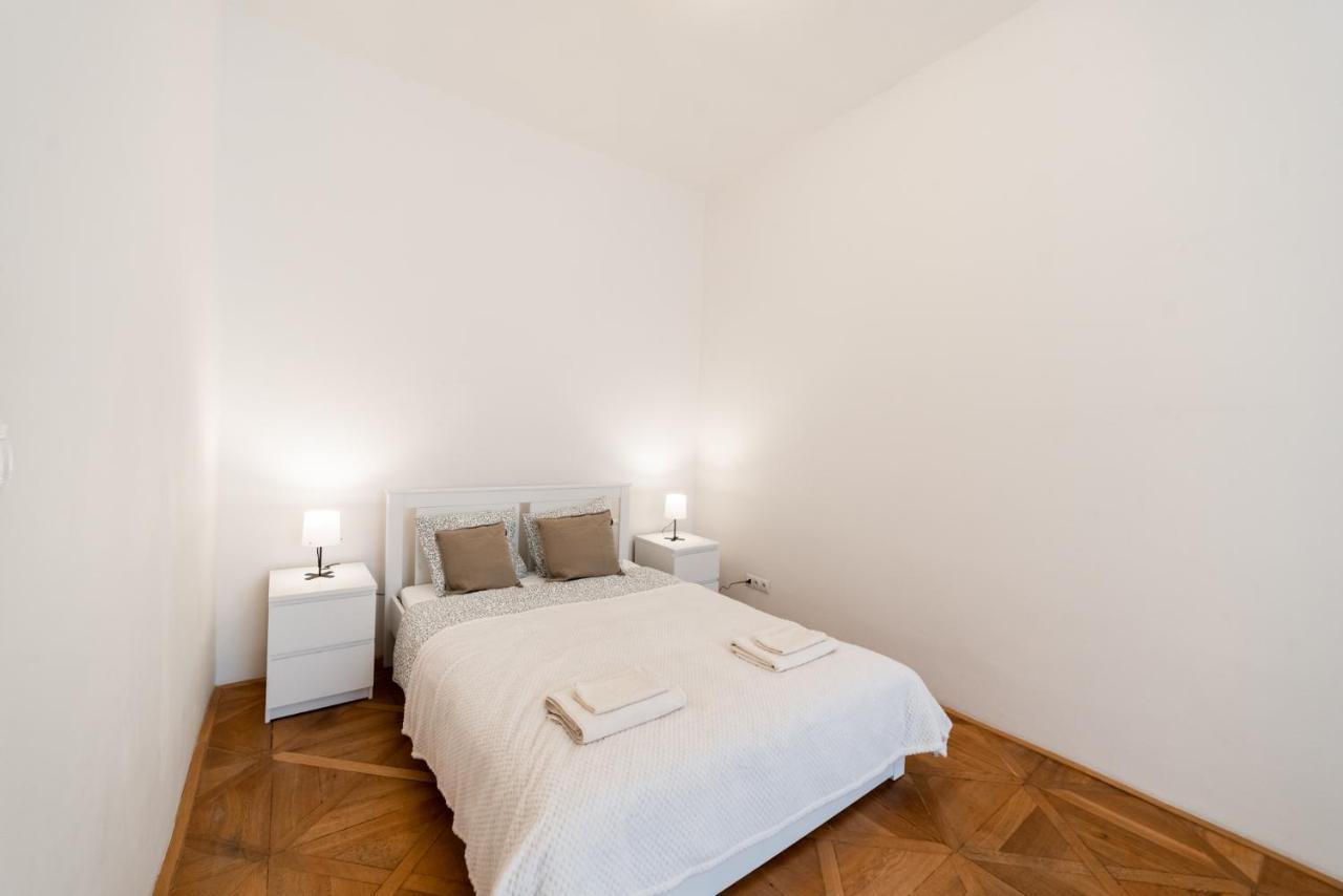 Exclusive Apartment Near Kafka'S Head 프라하 외부 사진