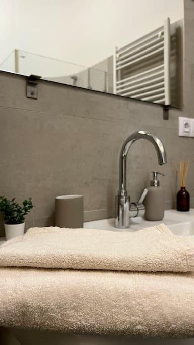 Exclusive Apartment Near Kafka'S Head 프라하 외부 사진